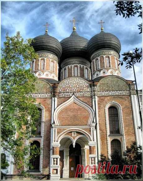 Храм Покрова Пресвятой Богородицы в Измайлово
Храм Покрова Богородицы в Измайлове расположен на острове на Серебряно-Виноградного пруда Москвы. Церковь строилась для царской усадьбы Измайлово во время правления царей Алексея Михайловича и Фёдора Алексеевича и освящен в 17 веке. Сегодня это объект культурного наследия России.
