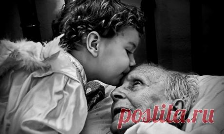 Глубочайшее стихотворение о быстротечности жизни, найденное в доме престарелых в богом забытом городке.

Когда этот старик умер в доме престарелых в маленьком австралийском городке, все считали, что он ушёл из жизни, не оставив ничего после себя.

Позже, когда медсёстры разбирали его скудные пожитки, они обнаружили вот это ПОТРЯСАЮЩЕЕ стихотворение, которое потом публиковалось в журналах всего мира:

И этот старик, который нищим ушел из жизни в богом забытом городке, тепер...