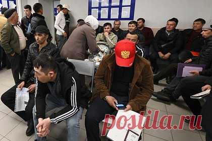 Чиновники приехали к мигрантам и рассказали им о способе получения гражданства России