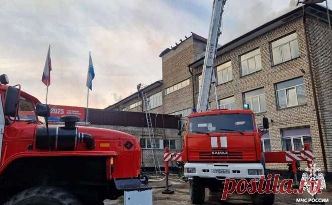 В Горно-Алтайске загорелось здание гимназии. На территории гимназии на северо-западе Горно-Алтайска начался пожар, сообщила пресс-служба регионального управления МЧС.