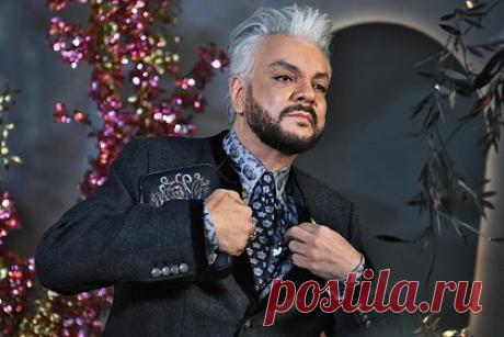 Киркоров вернется на телеэкраны после «голой вечеринки». Поп-певец Филипп Киркоров вернется на телеэкраны после участия в «голой вечеринке» блогерши Анастасии Ивлеевой. Артист появится в новом сезоне шоу «Маска» на телеканале НТВ в качестве председателя жюри. Для съемок артист надел костюм с галстуком и заявил, что оставил в прошлом наряды со стразами.