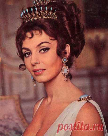 Невероятно красивая женщина, идеал женской красоты и обаяния, смотришь на нее, как на прекрасный цветок и не можешь насмотреться.

Мишель Мерсье по праву входит в десятку самых красивых женщин всех времен и народов. Сколько бы не было прекраснейших девушек в мире, таких как Мишель Мерсье больше не существует. Идеал красоты, несмотря на то, что вкусы меняются, но этот идеал остается на самом высочайшем пьедестале.