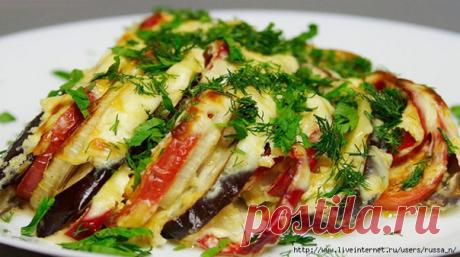 БАКЛАЖАНЫ С ОВОЩАМИ В ДУХОВКЕ
Баклажаны с овощами в духовке — это прекрасное блюдо, которое понравится всей вашей семье. Оно вкусное, легкое и полезное.  Баклажаны, запеченные с помидорами и сыром придутся по вкусу даже тем, кто не представляет себе еды без мяса. Попробуйте — и сами убедитесь.

Ингредиенты:

баклажаны — 3 штуки;
помидоры — 2-3 штуки;
картофель —2 штуки;
перец сладкий — 2 штуки;
лук репчатый — 1 штука;
чеснок — 5 зубчиков;
сметана — 200 грамм;
майонез — 2 с...