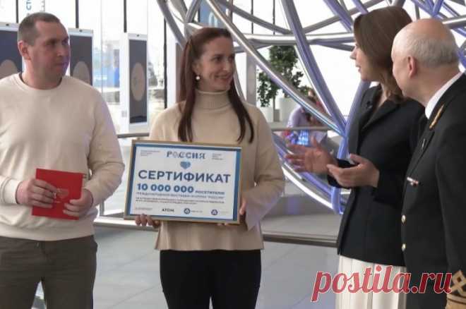 Поездку в Мурманск подарили десятимиллионному посетителю выставки "Россия". В ходе поездки предусмотрено посещение атомных ледоколов и штаба морских операций.