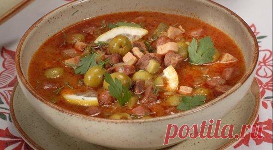 Любимая солянка — самый правильный рецепт! 
#ттт
Ингредиенты (на 3 л): 
 300 - 500 г говядины 
 около 5 видов различных мясных деликатесов общим весом около 300 - 500 гр 
 150 г лука 
 200 г соленых огурцов 
 4 - 5 ст.л. томатной пасты 
 3 ст.л. каперсов 
 черный перец 
 3-4 лавровых листа 
 растительное масло 
 лимон 
 зелень 
 маслины или оливки 
Способ приготовления: 
1. Ставим варить мясо. Бульон для солянки правильный – должен быть крепкий, насыщенный. Но, если для вас это слишком – то можн