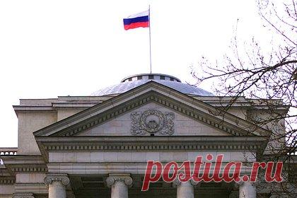 Посол оценил требование освободить здание школы при посольстве России в Польше. Российское посольство в Польше освободит здание русской школы при посольстве, хотя считает решение польских властей противоправным. Сотрудникам подготовлены квартиры в жилом комплексе. Посол подчеркнул, что по Венской конвенции, дипломатические объекты не должны подвергаться вторжению и захвату