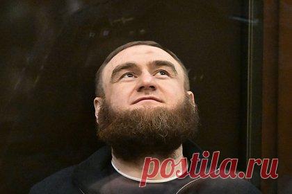 Бывшего российского сенатора отправили в штрафной изолятор за мат. Отбывающего пожизненный срок в колонии особого режима «Черный дельфин» бывшего сенатора Рауфа Арашукова дважды отправляли в штрафной изолятор (ШИЗО) за нецензурную брань и употребление жаргона. Заключенный неоднократно нарушал правила распорядка, за что привлекался к дисциплинарной ответственности.