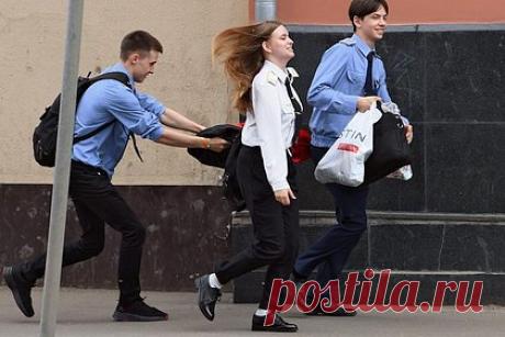 Названы любимые занятия самых счастливых россиян. Россияне перечислили главные занятия, которые приносят им счастье. Самым любимым занятием они назвали сон, такой вариант назвали 63 процента респондентов. На второй строчке оказался прием пищи с 51 процентами голосов, на третьей — живое общение. Оно оказалось самым приятным занятием для 49 процентов опрошенных.