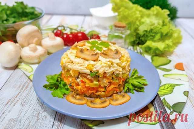 Сытный осенний салат — слоёный с курицей, грибами и кукурузой - 1000.menu