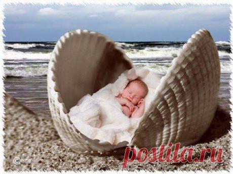 Дети святы и чисты. Даже у разбойников и крокодилов они состоят в ангельском чине. Сами мы можем лезть в какую угодно яму, но их должны окутывать в атмосферу, приличную их чину. Нельзя безнаказанно похабничать в их присутствии... нельзя делать их игрушкою своего настроения: то нежно лобызать, то бешенно топать на них ногами...
(Антон Павлович Чехов)