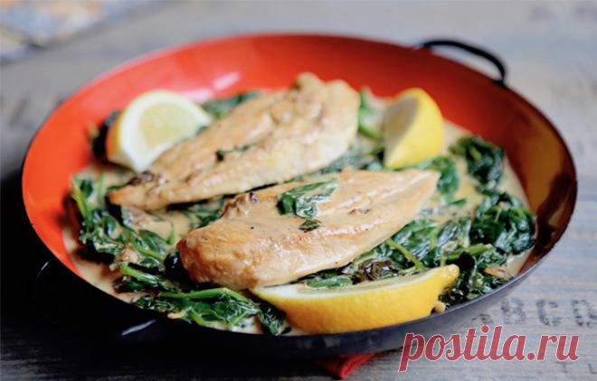 Куриное филе со шпинатом. Куриное филе уже давно стало синонимом правильного питания, но вовсе не обязательно готовить ее на пару, чтобы получать максимальную пользу. Такой вариант тушеного филе со шпинатом тоже в духе ПП.