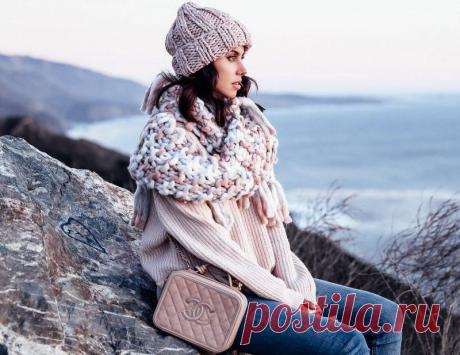 Мода на вязаную одежду 2020-2021: трендовые вязаные вещи, луки с вязаной одеждой, фото Желаете утеплиться и выглядеть модно с вязаными вещами в сезоне осень-зима 2020-2021? Смотрите лучшие вязаные вещи в разных стилях, модные образы с вязаной одеждой! Мода на вязаную одежду: вязаные пальто, вязаные свитера, вязаные платья, вязаные шапки, вязаные шарфы.