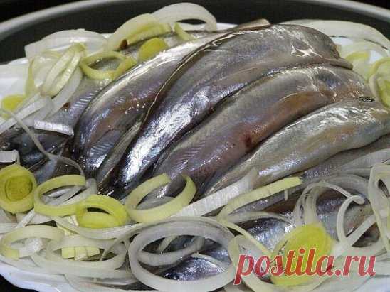 Маринованная мойва вкуснее селёдки.  
Эта маринованная мойва отличный вариант к картошечке
 
Изысканный анчоус — и потратим на это не более получаса.  
 
Берем мойву…  
 
Мойва, между прочим, морская рыба из семейства корюшковых,  витаминов и минералов (витамина В12 в мойве в несколько раз больше, чем в говяжьей вырезке, навалом витамина А и D, плюс важнейшие аминокислоты — метионин, цистеин, треонин и лизин, а также: йод, фтор, бром, калий, натрий, фосфор, селен, которого в этой