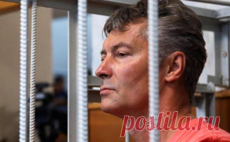 Суд запретил Ройзману пользоваться интернетом и посещать публичные места. Суд Екатеринбурга вынес решение по делу бывшего мэра Евгения Ройзмана, которому вменяют статью о дискредитации армии. Он не признал вину