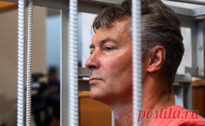 Суд запретил Ройзману пользоваться интернетом и посещать публичные места. Суд Екатеринбурга вынес решение по делу бывшего мэра Евгения Ройзмана, которому вменяют статью о дискредитации армии. Он не признал вину