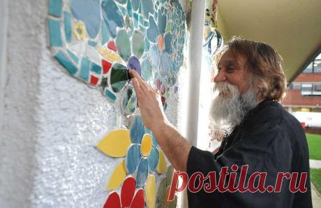 Учитель на пенсии превратил квартиру в потрясающий дом с мозаиками