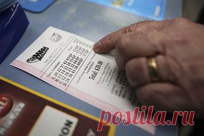 Счастливчик случайно нашел старый лотерейный билет и разбогател на 83 миллиона рублей