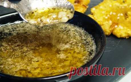 ЧЕСНОЧНЫЙ СОУС МОХО (mojo de ajo)  |  Чесночный соус мохо принадлежит кухне Канарских островов. Если вы любите чеснок, то этот соус непременно придется вам по вкусу. В Испании острый чесночный соус мохо используют в качестве дополнения к закускам, реже – к рыбным и мясным блюдам. А островитяне часто просто намазывают его на хлеб.  |  Кулинарные рецепты