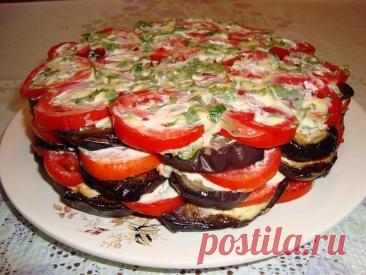Торт из баклажан с помидорами Ингредиенты:Помидоры – 3 -4 штБаклажаны – 2 -3 штЧеснок – 3 зубчикаМайонез – 100 млУкропПетрушкаСоль – по вкусуЧерный молотый перец – по вкусуКинзаРастительное масло Приготовление: Баклажаны порезать кружочками в полсантиметра, кожицу не снимать. Посолить, чтобы вышла горечь, затем жарить...