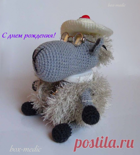 Символ года 2015- Веселая овечка.

С виду игрушка, внутри овечка- шкатулка для хранения украшений, емкость из пластика 100 мл. с закручивающейся крышкой.
цвет палатья зеленый
колокольчик на шее
головной убор - шляпа с божьей коровкой
ВЫСОТА ОВЕЧКИ 12 СМ., ОБЬЕМ 8 СМ.
Упакована в подарочкую коробку или пакет, на ваш выбор.