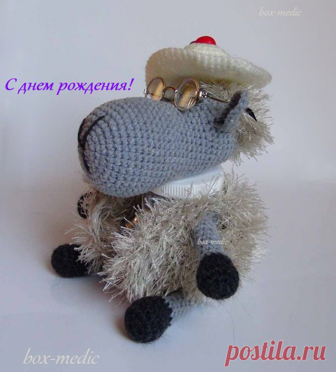 Символ года 2015- Веселая овечка.

С виду игрушка, внутри овечка- шкатулка для хранения украшений, емкость из пластика 100 мл. с закручивающейся крышкой.
цвет палатья зеленый
колокольчик на шее
головной убор - шляпа с божьей коровкой
ВЫСОТА ОВЕЧКИ 12 СМ., ОБЬЕМ 8 СМ.
Упакована в подарочкую коробку или пакет, на ваш выбор.
