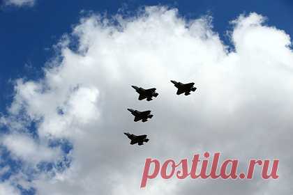 В США рассказали о «пугающем Россию» истребителе F-35. Американский истребитель пятого поколения F-35 Lightning II «продолжает творить историю» и «пугает Россию», рассказывает издание 19FortyFive, комментируя первую успешную посадку варианта самолета с коротким взлетом и вертикальной посадкой Корпуса морской пехоты (КМП) США на десантный корабль Tripoli.