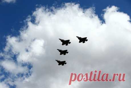 В США рассказали о «пугающем Россию» истребителе F-35. Американский истребитель пятого поколения F-35 Lightning II «продолжает творить историю» и «пугает Россию», рассказывает издание 19FortyFive, комментируя первую успешную посадку варианта самолета с коротким взлетом и вертикальной посадкой Корпуса морской пехоты (КМП) США на десантный корабль Tripoli.