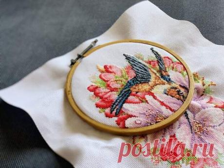 5 советов для вышивки методом парковки - Домоводство - медиаплатформа МирТесен 📌 Алгоритм вышивки методом парковки таков – вы вышиваете либо по линиям, либо по квадратам всеми необходимыми в этом месте цветами, а затем, не обрезая нити, выводите их в том месте, где соответствующий цвет появляется в следующий раз. Так вот, первое правило рекомендует вам заранее решить, в какой