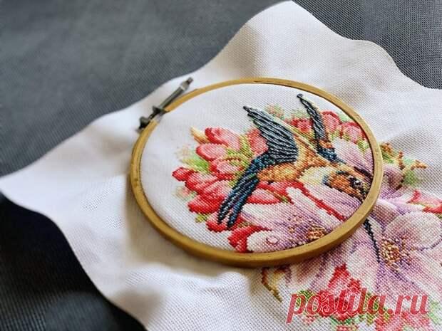 5 советов для вышивки методом парковки - Домоводство - медиаплатформа МирТесен 📌 Алгоритм вышивки методом парковки таков – вы вышиваете либо по линиям, либо по квадратам всеми необходимыми в этом месте цветами, а затем, не обрезая нити, выводите их в том месте, где соответствующий цвет появляется в следующий раз. Так вот, первое правило рекомендует вам заранее решить, в какой