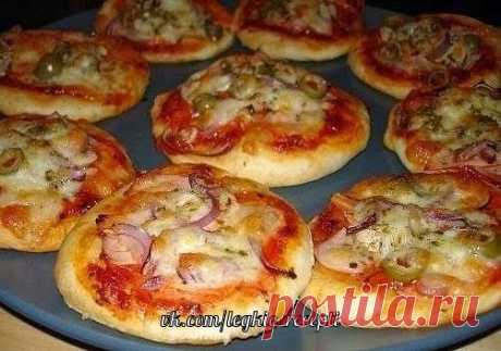 Маленькая пицца

Очень простой и вкусный рецепт пиццы.Начинку можно сделать на своё усмотрение.

Ингредиенты:

Мука пшеничная 1.5 стакана
Молоко 150 мл
Дрожжи сухие 1.5 ч.л
Масло растительное 3 ст. л
Ветчина 250 гр
Шампиньоны 150 гр
Перец болгарский 1 шт
Лук салатный 0.5 шт
Сыр 250 гр
Томатный соус 5 ст. л.
Прованские травы 0.5 ч.л
Чеснок 1 зубок
Соль, перец 0.25 ч.л
Сахар 1 щепотка.

Приготовление:

1. Приблизительно количество маленьких пицц 10 шт.
2. В теплом молоке рас...