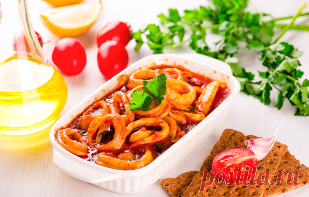 Кальмары в томатном соусе - KitchenMag.ru Не знаете, что приготовить на обед или ужин? Присмотритесь к этому пикантному рецепту кальмаров в томатном соусе. Сам соус получается достаточно острым, поэтому подавайте блюдо с нейтральным гарниром.