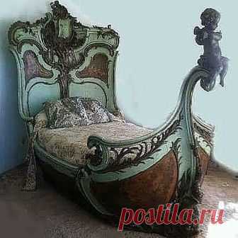 Norma Desmond's bed from Sunset Blvd. Кровать нормы Десмонд с бульвара Сансет.
