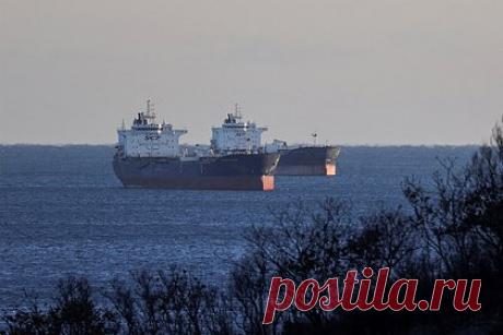 Поставки российской нефти резко выросли. По итогам второй недели октября средние четырехнедельные объемы морских поставок российской нефти превысили трехмесячный максимум и достигли уровня примерно в 3,36 миллиона баррелей в сутки. Резкий прирост отгрузок эксперты зафиксировали в черноморском регионе, а также из мурманского порта.