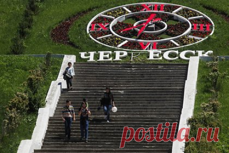 В крупнейшем парке Черкесска реконструируют каскадную лестницу. В крупнейшем парке Черкесска «Зеленый остров» начались работы по реконструкции ведущей в него каскадной лестницы. Об этом сообщил глава Карачаево-Черкесии Рашид Темрезов, передает портал «Это Кавказ». По словам главы региона, работы будут завершены к 1 сентября 2023 года.
