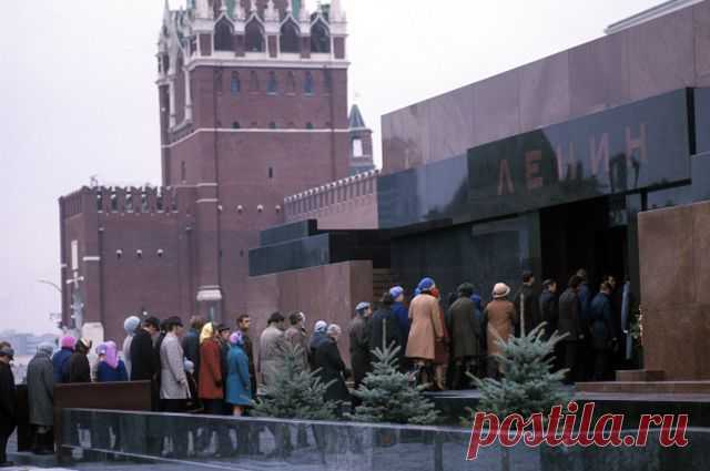 Тайны пристанищ Ленина. О чём не рассказывают посетителям Мавзолея «АиФ» продолжает серию публикаций о вожде мирового пролетариата Владимире Ленине. В заключительной части материала читайте о «приключениях» тела Ильича после его смерти.
