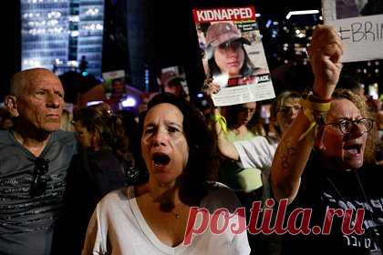 Протестующие в Израиле потребовали отставки Нетаньяху. В Тель-Авиве толпы демонстрантов требуют отставки премьер-министра Израиля Биньямина Нетаньяху. По данным Yedioth Ahronoth, протестующие собрались у резиденции премьера. «Время на исходе — народ требует освобождения заложников», «Вы виноваты, сколько еще крови должно пролиться?», — гласят надписи на плакатах.