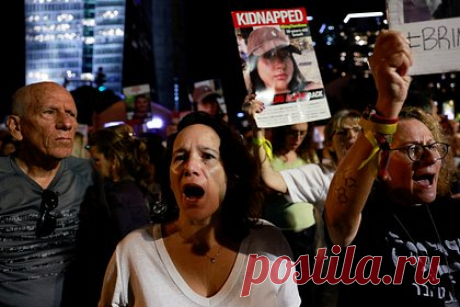 Протестующие в Израиле потребовали отставки Нетаньяху. В Тель-Авиве толпы демонстрантов требуют отставки премьер-министра Израиля Биньямина Нетаньяху. По данным Yedioth Ahronoth, протестующие собрались у резиденции премьера. «Время на исходе — народ требует освобождения заложников», «Вы виноваты, сколько еще крови должно пролиться?», — гласят надписи на плакатах.