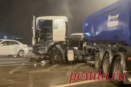 В России 13 автомобилей столкнулись из-за гололедицы и попали на видео. На участке дороги Симферополь — Бахчисарай — Севастополь из-за гололедицы столкнулись 13 автомобилей . Об этом сообщили в региональном управлении МВД. Видео последствий аварии опубликовано в Instagram. На кадрах видно, что машины, которые попали в ДТП, находятся на разных частях дороги.