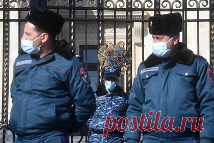 Полиция Армении задержала разыскиваемого за дезертирство россиянина. Полиция Армении в пятницу, 7 апреля, задержала в Ереване россиянина, разыскиваемого на родине за дезертирство. Уточняется, что задержанному 23 года. В розыск он был объявлен московскими правоохранителями. Также отмечается, что о задержании проинформированы прокуратура и инициатор розыска.
