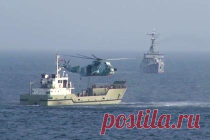 Российские корабли вступили в бой с условным противником. Два корвета Тихоокеанского флота в рамках проходящих в Охотском море учений вступили в бой с условным противником. По сценарию учений, корабли, пересекая район повышенной минной опасности, обнаружили неопознанные суда, взявшие курс на сближение с ними. Обе цели были успешно поражены.