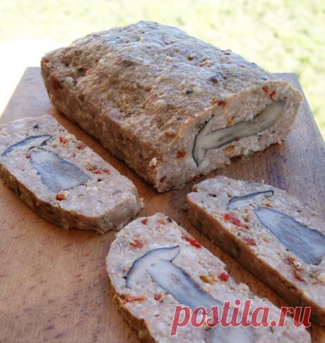 Мясной хлеб с томатами и грибами....