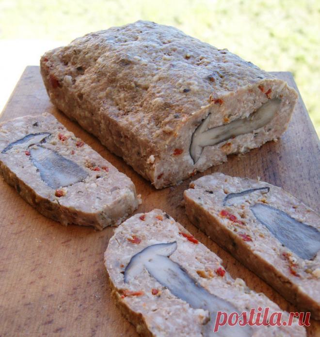 Мясной хлеб с томатами и грибами....