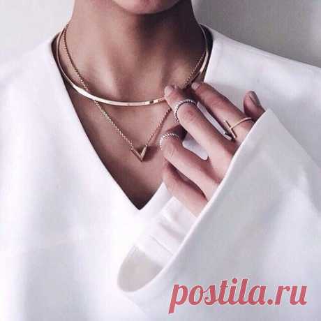 Говорят, если мужчина неуважительно относится к своей женщине, то от него отворачивается удача. Почему так происходит? Женское творческое мышление многократно сильнее мужского, поэтому ее способность влиять на судьбу очень высока, как на свою собственную судьбу, так и на судьбу мужа.. Когда женщина испытывает наслаждение и счастье от отношений, ее мужчине начинает вести, перед ним открываются все двери и удача начинает следовать за ним по пятам. Потому что в своем счастливом и удовлетворенном…