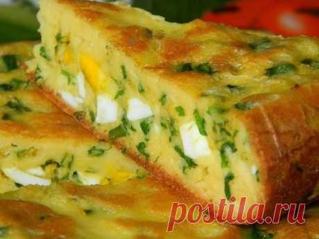 ПИРОГ С ЯЙЦАМИ И ЗЕЛЕНЫМ ЛУКОМ - САМЫЙ ВКУСНЫЙ, ВЕСЕННИЙ, СОЛНЕЧНЫЙ.
 Нет ничего более домашнего и вкусного, чем пироги с яйцами и зеленым луком. В сезон свежей зелени предлагаю приготовить не только вкусный, но и полезный пирог с зеленым луком и яйцами. Да с горячим бульоном или супчиком! Песня, да и только! А можно и просто так, тоже очень даже неплохо. Попробуйте!  Нам понадобится:  Яйцо (4 в тесто, 6 сварить в начинку) — 10 шт  Соль — 1/2 ч. л.  Мука — 7 ст. л.  Сода — 1/2 ч. л.  Сметана — 2