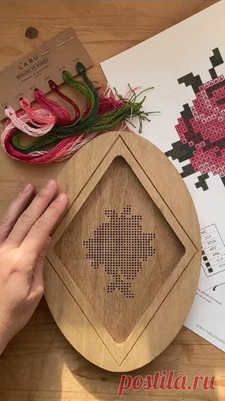 KIT PUNTO DE CRUZ SOBRE MADERA [Video] | Diy cross stitch, Diy paper crafts decoration, Handmade packaging Nube de madera con nombre bordado a punto de cruz, sol bordado con punto nudo y estrellas colgantes de hilo trenzado de algodón.