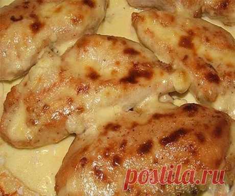 Куриная грудка запеченная в кефире — настоящая вкуснятина!
Ингредиенты:

куриная грудка 500гр;кефир 1% 250мл;
зубчик чеснока 3шт;
специи по вкусу.

Приготовление:
Грудки промываем, разделываем на средние кусочки.
Чеснок нарезаем тоненько поперек. Отправляем в грудку.
Так же поступаем со специями.
Заливаем все кефиром, хорошо перемешиваем.
И отправляем в холодильник на час — полтора.
Затем ставим в предварительно нагретую духовку до 190 и запекаем 40 минут.