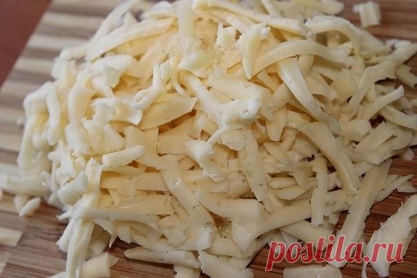 Салат из ветчины, помидоров, огурцов и сыра 
 
Ингредиенты: 
-помидоры (среднего размера) - 2 шт.; 
-ветчина - 300 г; 
-укроп - 1 пучок; 
-свежий огурец (среднего размера) - 1 шт.; 
-сыр твердых сортов - 150-200 г; 
-чеснок – 2-3 зубчика; 
-соль, перец - по вкусу; 
-майонез или сметана – 2 ст. л. 
 
Приготовление: 
Ветчину нарезать небольшой соломкой. Помидоры помыть и нарезать небольшими кубиками. Тонкой соломкой нарезать вымытые огурцы. Сыр натереть на крупной терке. Вым...