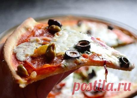 Тонкая основа для пиццы

Ингредиенты:

Вода — 0,75 стак.
Сахарный песок — 0,5 ч. л.
Дрожжи — 2 ч. л.
Мука — 2 стак.
Соль — 1 ч. л.

Приготовление:

1. Воду подогреваем, затем всыпаем сахарный песок и дрожжи, перемешиваем и оставляем на 5 минут до образования пены.
2. В миску просеиваем 1 стакан пшеничной муки, добавляем соль и перемешиваем.
3. Жидкие составляющие вливаем в миску с мукой, затем перемешиваем.
4. Постепенно добавляем оставшуюся муку и вымешиваем тесто.
5. Пол...