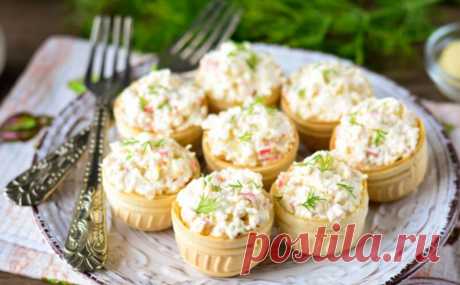 Тарталетки с крабовыми палочками и плавленым сыром Очень нежные и вкусные тарталетки с крабовыми палочками и плавленым сыром. Тарталетки готовятся очень просто и быстро.