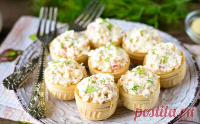 Тарталетки с крабовыми палочками и плавленым сыром Очень нежные и вкусные тарталетки с крабовыми палочками и плавленым сыром. Тарталетки готовятся очень просто и быстро.